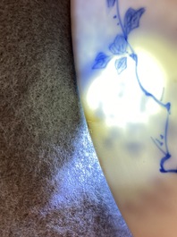 Une paire de plats en porcelaine de Chine en bleu et blanc, marque de Chenghua, Kangxi